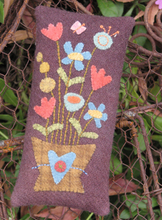 Load image into Gallery viewer, Maisy's Flower Pincushion